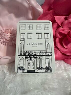 JML Limited Edition Keepsake Tin, featuring the iconic "Townhouse" illustration.